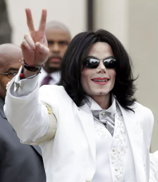 Em uma das cenas, Michael tem um encontro, e Bill, que também estava trabalhando como motorista para ele, convence o artista a ir com a crush em um bar como um ‘casal normal’ faria, mas ele desiste da aventura depois de ser abordado na rua por um homem desconhecido.