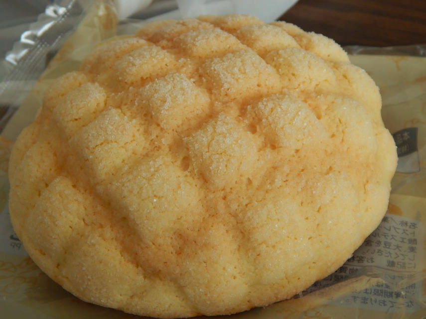 Não se deixe enganar pelo nome, não tem nada de melão. Estes pães doces têm um duro, biscoito de açúcar fora e um interior macio