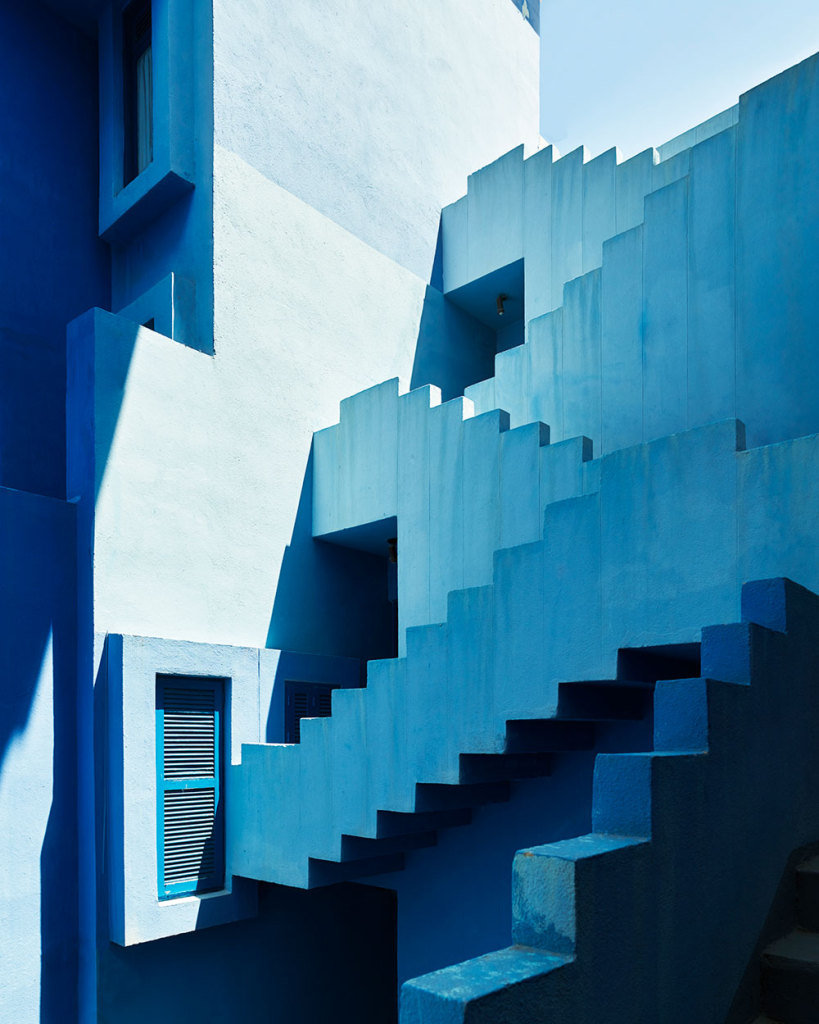 Esse conjunto habitacional lembra uma paisagem dos sonhos. Localizado em Calpe, na Espanha, é perfeito para quem curte arte, fotografia, cor e geometria