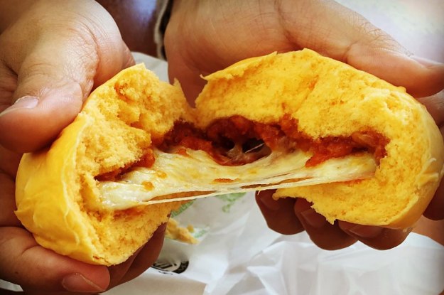 Pizzaman é uma espécie de dim sum, variação do pãazinho de carne (nikuman). Você encontra molho de tomate e muito queijo neles, que são vendidos em cada loja de conveniência 24 horas.