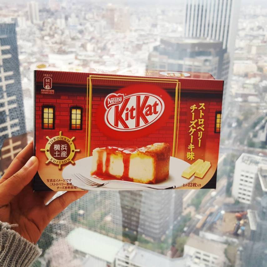 Ah, KitKats japonesas. O Japão é conhecido por criar sabores únicos de KitKat como chá verde, cereja, banana, e até mesmo alguns controversos como batata cozida e wasabi. Mas ninguém pode contestar que cheesecake de morango e chocolate são um casamento perfeito.
