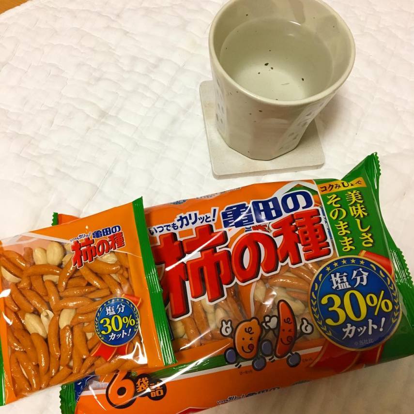 Kaki no tane é algo que cada japonês tem em casa. É uma  bolachas de arroz picante misturada com amendoim e vai bem com cerveja ou saquê.