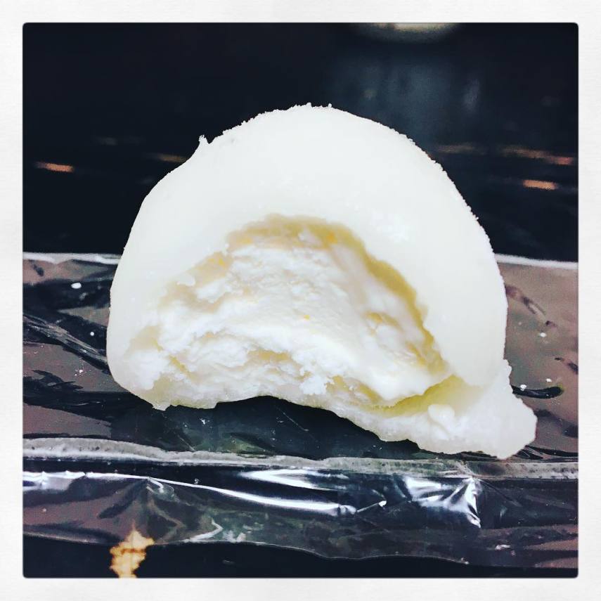 Uma bola de sorvete de baunilha doce envolto em mochi (bolo de arroz).
