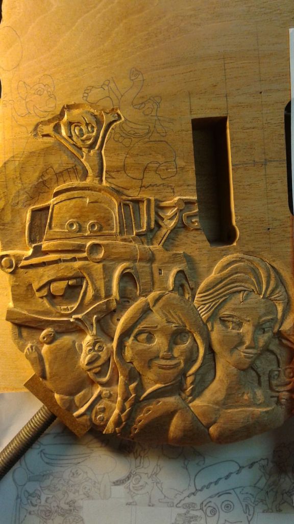 O artista Dan Lefebvre é especialista em esculturas de madeira e teve como seu novo desafio fazer uma guitarra. Ele decidiu fazer um instrumento que representasse todos os filmes feitos pela Pixar