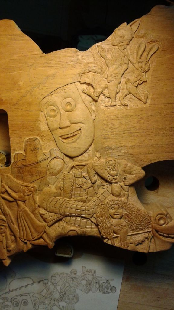 O artista Dan Lefebvre é especialista em esculturas de madeira e teve como seu novo desafio fazer uma guitarra. Ele decidiu fazer um instrumento que representasse todos os filmes feitos pela Pixar