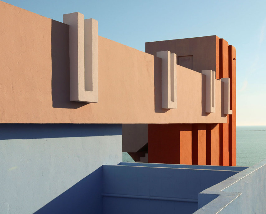 Esse conjunto habitacional lembra uma paisagem dos sonhos. Localizado em Calpe, na Espanha, é perfeito para quem curte arte, fotografia, cor e geometria