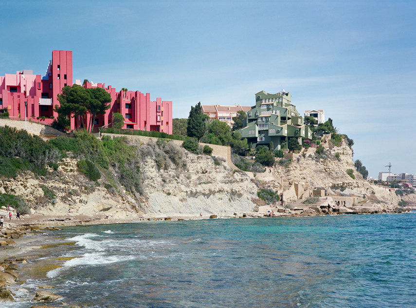 Esse conjunto habitacional lembra uma paisagem dos sonhos. Localizado em Calpe, na Espanha, é perfeito para quem curte arte, fotografia, cor e geometria