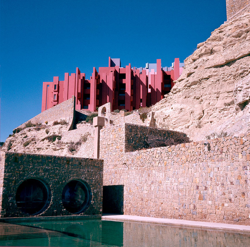 Esse conjunto habitacional lembra uma paisagem dos sonhos. Localizado em Calpe, na Espanha, é perfeito para quem curte arte, fotografia, cor e geometria
