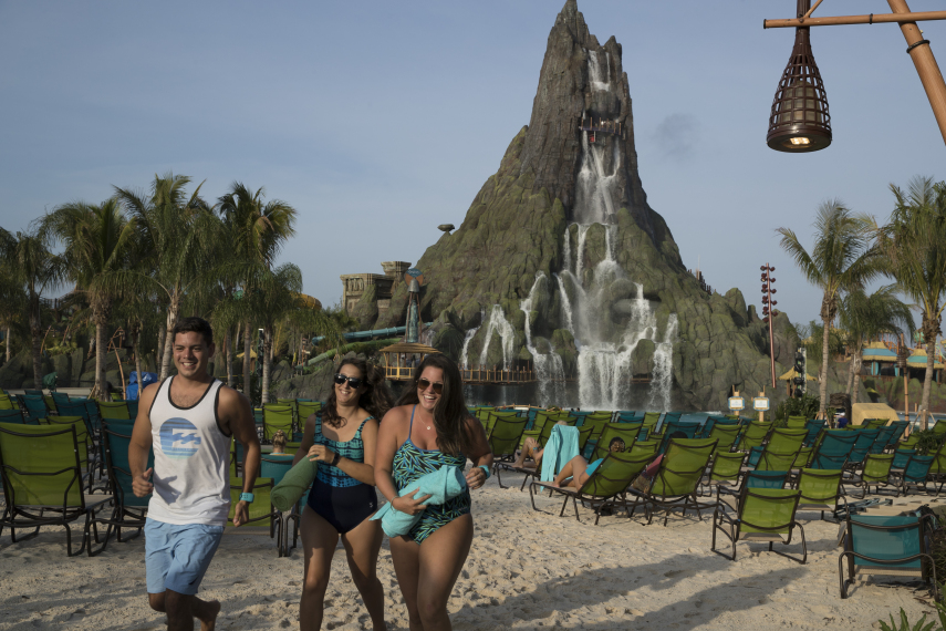 Também para os deboístas. Waturi Beach é uma praia com areia de verdade e onda