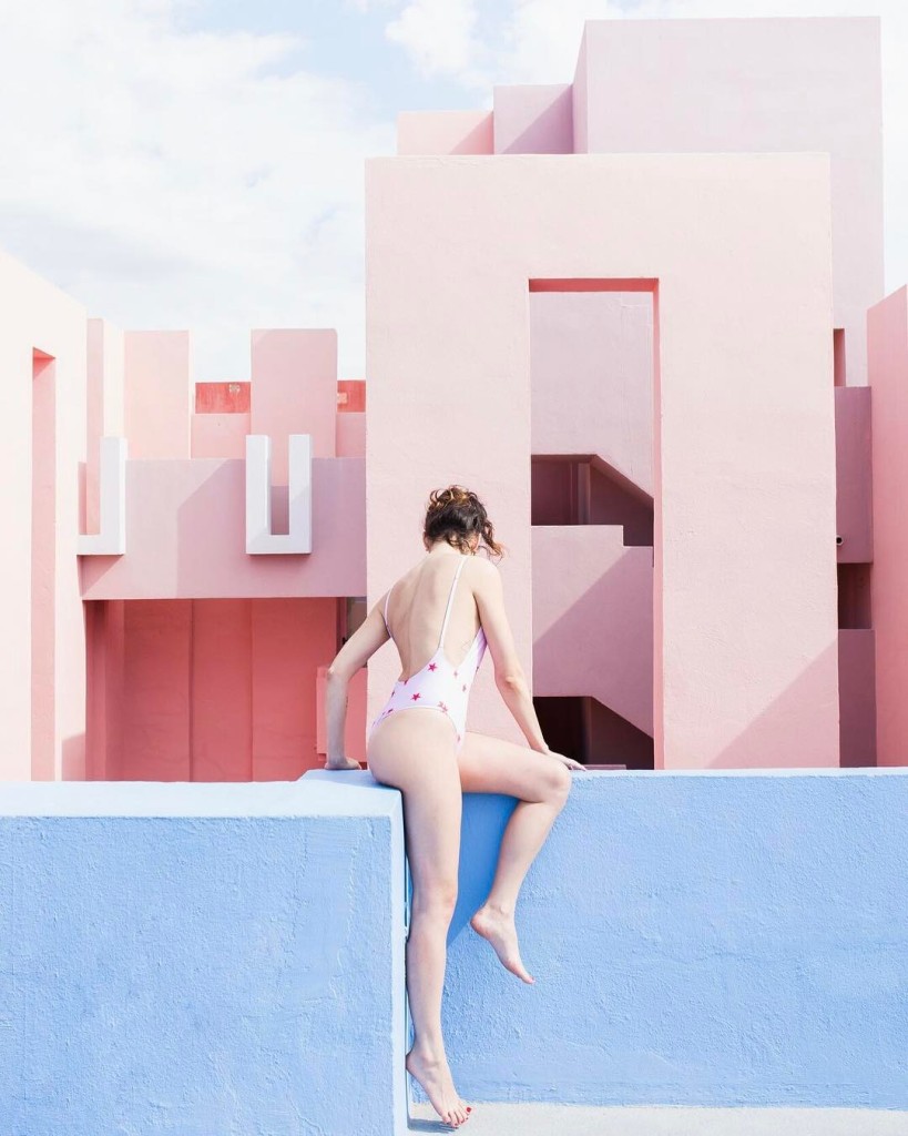 Esse conjunto habitacional lembra uma paisagem dos sonhos. Localizado em Calpe, na Espanha, é perfeito para quem curte arte, fotografia, cor e geometria