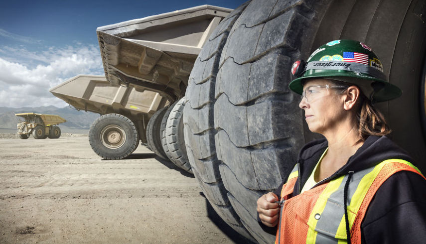 Leeann Johnson, motorista de caminhão em uma mina de ouro em Round Mountain, Nevada