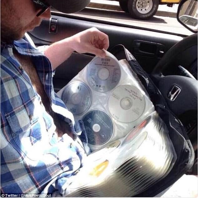 Playlist personalizada? Naquele tempo, a gente perdia tempo procurando o CD do momento. 