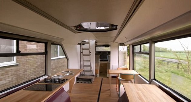 O morador de Cambridgeshire, no Reino Unido, gastou £ 3,6 mil (R$ 14 mil) para comprar o veículo usado e transformou tudo em uma casa com três quartos, cozinha, banheiro, sala de jantar e um local para que os 
