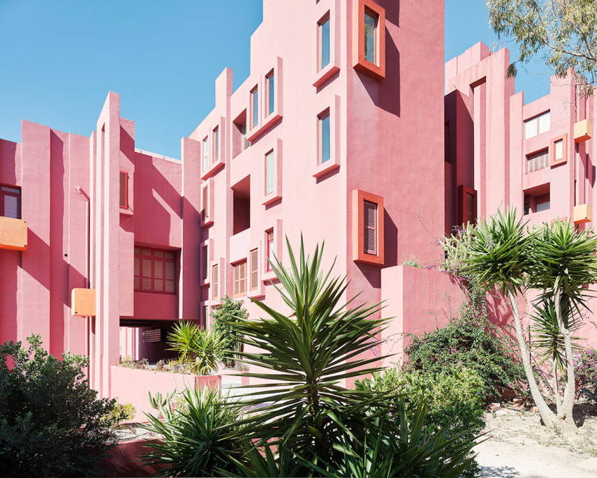 Esse conjunto habitacional lembra uma paisagem dos sonhos. Localizado em Calpe, na Espanha, é perfeito para quem curte arte, fotografia, cor e geometria