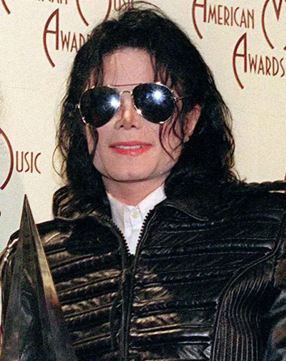 Michael Jackson não participou de uma das festas de aniversário de Elizabeth Taylor porque temia que seu irmão, Randy, o seguisse até lá para pedir dinheiro e causasse um barraco.
