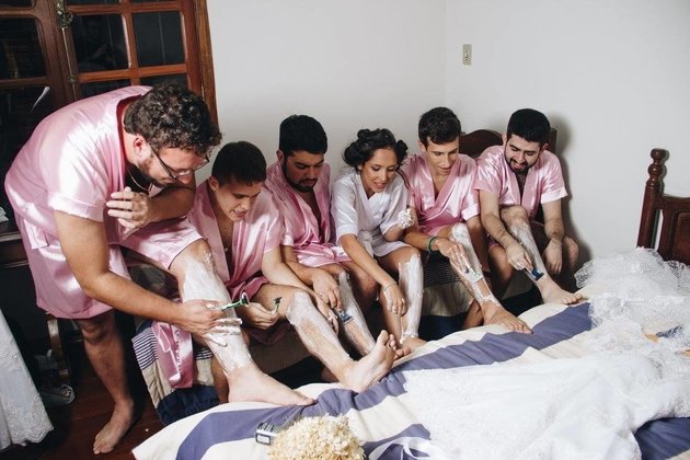 Rebeca decidiu convidar 5 amigos da faculdade no lugar de madrinhas tradicionais. Deu nisso! <3