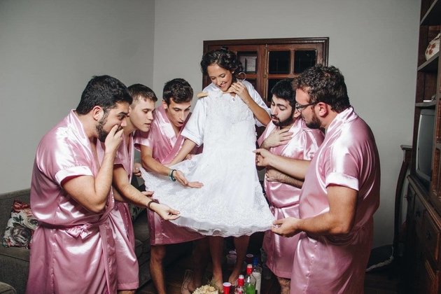 Rebeca decidiu convidar 5 amigos da faculdade no lugar de madrinhas tradicionais. Deu nisso! <3