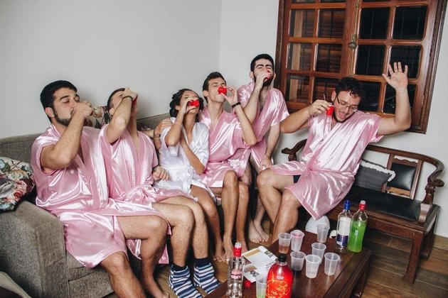 Rebeca decidiu convidar 5 amigos da faculdade no lugar de madrinhas tradicionais. Deu nisso! <3