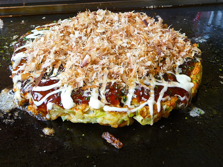 Um dos alimentos de rua mais popular do Japão, que normalmente consiste em massa, repolho, barriga de porco e cebola verde, coberto com maionese e molho. A maioria dos restaurantes oferece uma variedade de ingredientes para que você possa personalizar o seu próprio.