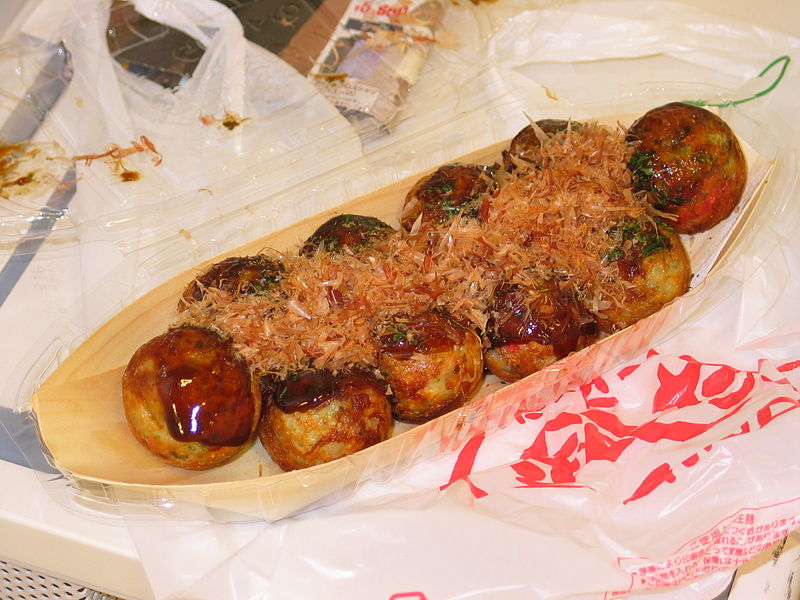 O petisco perfeito, estas são bolas fritas da massa de pão recheada com polvo e molho de takoyaki. Geralmente os chefs de rua, vendem em diferentes sabores e coberturas que incluem champignons.