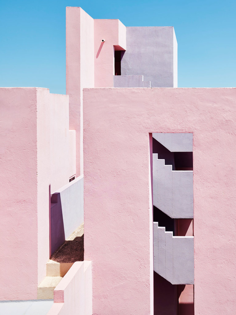 Esse conjunto habitacional lembra uma paisagem dos sonhos. Localizado em Calpe, na Espanha, é perfeito para quem curte arte, fotografia, cor e geometria