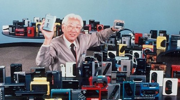 Akio Morita começou em uma oficina de fundo de quintal. Ele e Masaru Ibuka criaram uma empresa trabalhando nas ruínas de uma loja de departamentos de Tóquio. O salto inicial foi quando Morita fabricou o primeiro rádio transistorizado no Japão. Mas ele entraria para história ao apostar no walkman, avô do iPod.