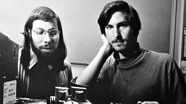 Em 1976, Steve Jobs e Stephen Wozniak, venderam uma Kombi e uma calculadora científica para conseguir o dinheiro para montar os primeiros computadores pessoais do mundo. Hoje, a Apple é dona do iPhone e se tornou uma das empresas de tecnologia mais bem sucedidas do planeta.