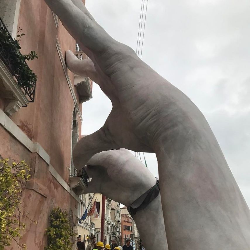 O artista italiano Lorenzo Quinn construiu uma escultura monumental para a Bienal de Arte de Veneza 2017 para chamar a atenção para o aquecimento global