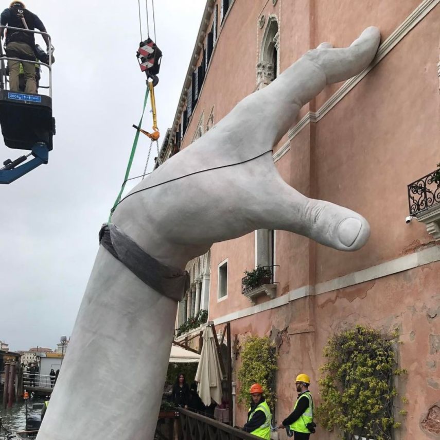 O artista italiano Lorenzo Quinn construiu uma escultura monumental para a Bienal de Arte de Veneza 2017 para chamar a atenção para o aquecimento global