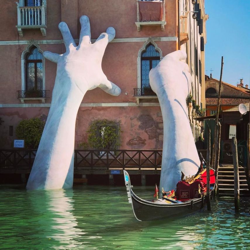 O artista italiano Lorenzo Quinn construiu uma escultura monumental para a Bienal de Arte de Veneza 2017 para chamar a atenção para o aquecimento global