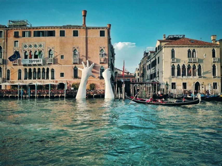 O artista italiano Lorenzo Quinn construiu uma escultura monumental para a Bienal de Arte de Veneza 2017 para chamar a atenção para o aquecimento global