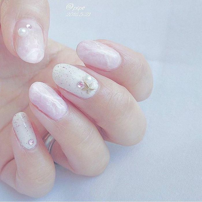 Pedras preciosas inspiram nail art delicada e elegante