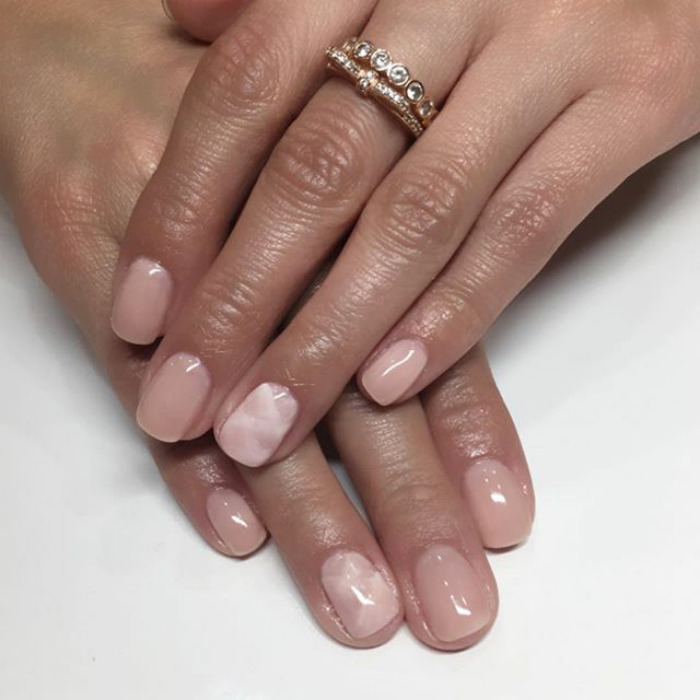 Pedras preciosas inspiram nail art delicada e elegante