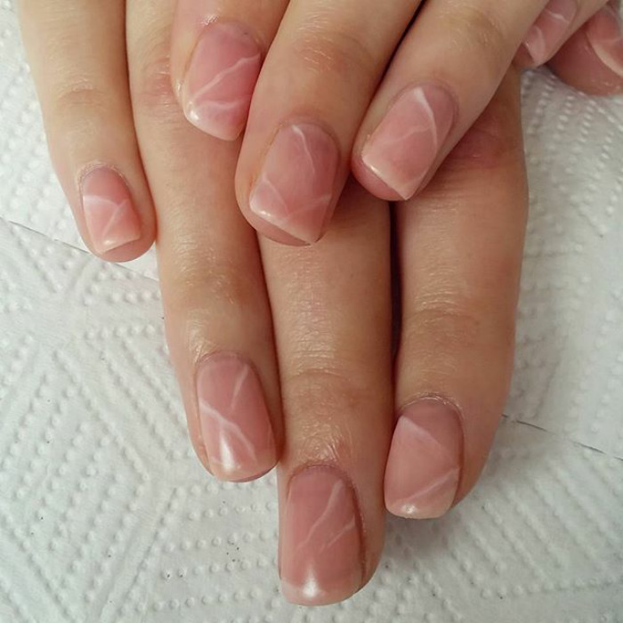 Pedras preciosas inspiram nail art delicada e elegante