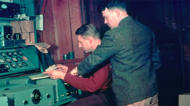 Bill Hewlett e Dave Packard começaram numa garagem, em Palo Alto, em 1939. O negócio iniciou com US$ 500 e era dedicado a produção de instrumentos de medição.