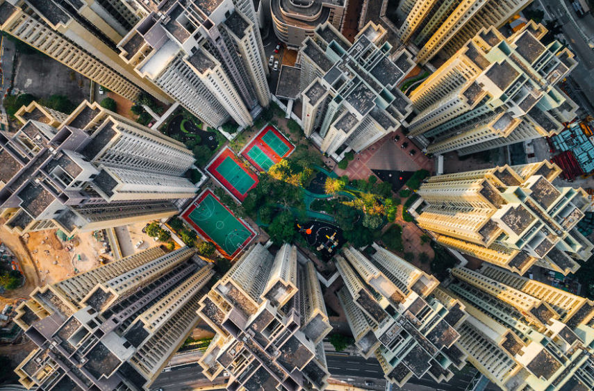   A cidade murada de Kowloon era uma área densamente povoada, degradada e sem governo localizada Hong Kong. Esta área foi finalmente demolida na década de 1990. Porém, o fotógrafo Andy Yeung acredita que isso não mudou tanto quanto as pessoas imaginam e decidiu fazer uma série de imagens que mostram a região do alto