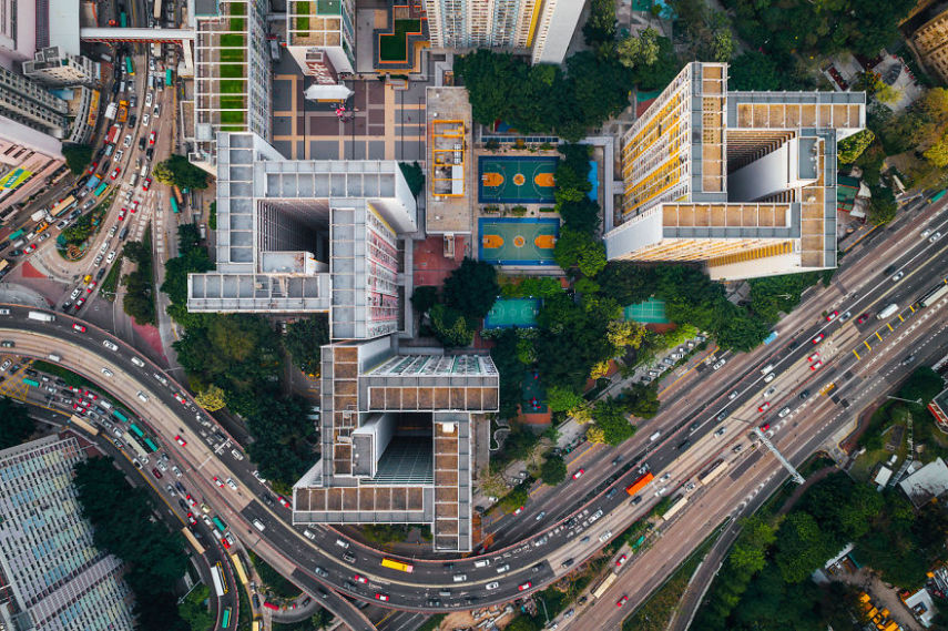   A cidade murada de Kowloon era uma área densamente povoada, degradada e sem governo localizada Hong Kong. Esta área foi finalmente demolida na década de 1990. Porém, o fotógrafo Andy Yeung acredita que isso não mudou tanto quanto as pessoas imaginam e decidiu fazer uma série de imagens que mostram a região do alto