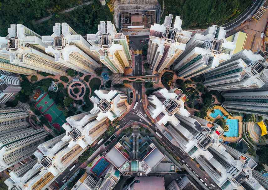   A cidade murada de Kowloon era uma área densamente povoada, degradada e sem governo localizada Hong Kong. Esta área foi finalmente demolida na década de 1990. Porém, o fotógrafo Andy Yeung acredita que isso não mudou tanto quanto as pessoas imaginam e decidiu fazer uma série de imagens que mostram a região do alto