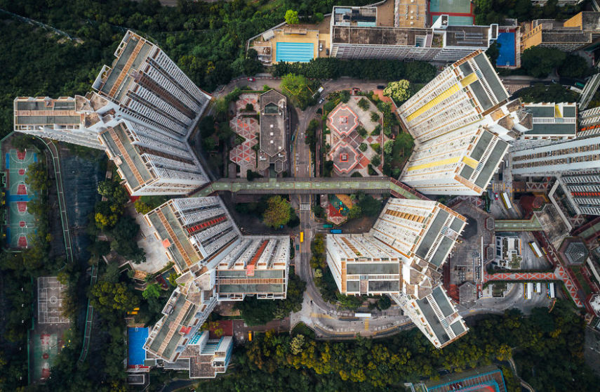   A cidade murada de Kowloon era uma área densamente povoada, degradada e sem governo localizada Hong Kong. Esta área foi finalmente demolida na década de 1990. Porém, o fotógrafo Andy Yeung acredita que isso não mudou tanto quanto as pessoas imaginam e decidiu fazer uma série de imagens que mostram a região do alto