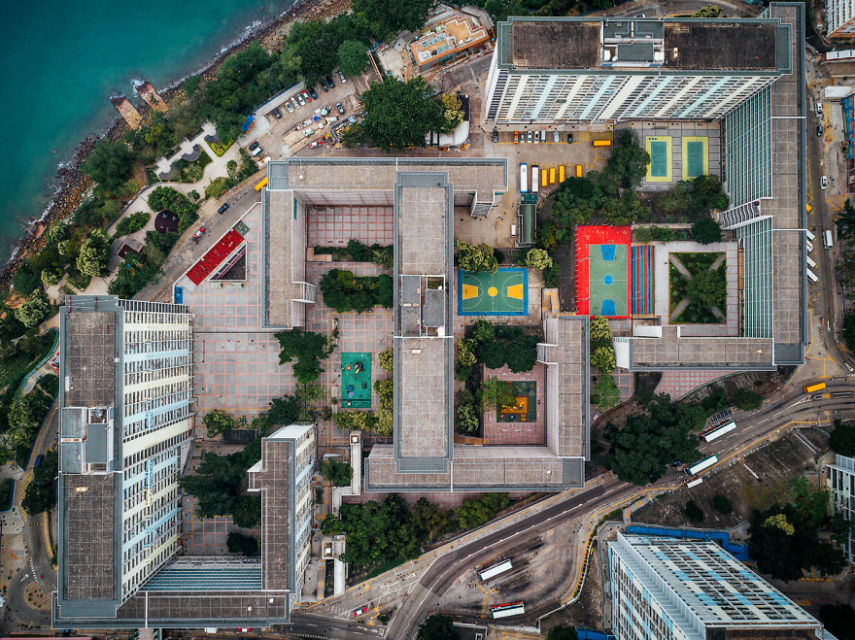   A cidade murada de Kowloon era uma área densamente povoada, degradada e sem governo localizada Hong Kong. Esta área foi finalmente demolida na década de 1990. Porém, o fotógrafo Andy Yeung acredita que isso não mudou tanto quanto as pessoas imaginam e decidiu fazer uma série de imagens que mostram a região do alto