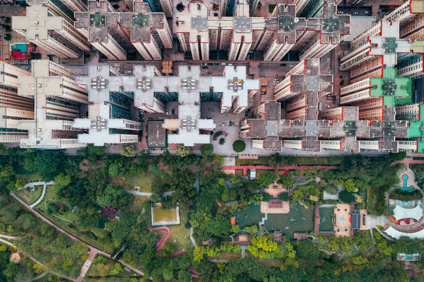   A cidade murada de Kowloon era uma área densamente povoada, degradada e sem governo localizada Hong Kong. Esta área foi finalmente demolida na década de 1990. Porém, o fotógrafo Andy Yeung acredita que isso não mudou tanto quanto as pessoas imaginam e decidiu fazer uma série de imagens que mostram a região do alto