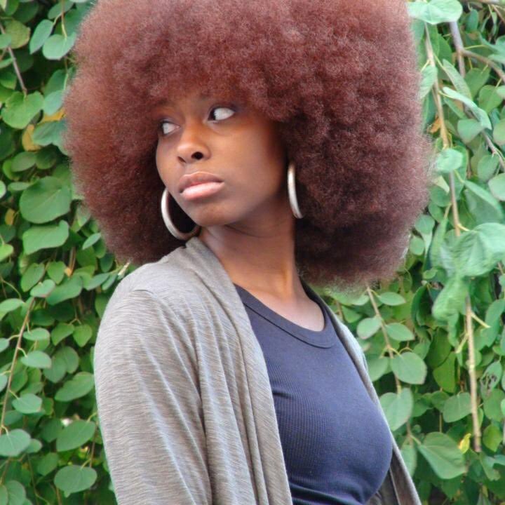 Mulheres compartilham diferentes looks para provar que o cabelo afro também é versátil e cheio de estilo