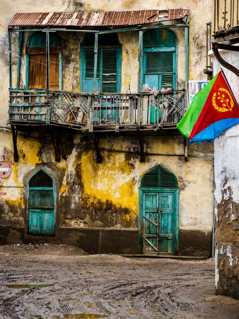 A Eritreia, pequeno país quase desconhecido na África Oriental que fica nas margens do Mar Vermelho, é o lar de uma das piores ditaduras do mundo e é popularmente conhecida como a Coréia do Norte da África. O blogueiro e fotógrafo Christian Lindgr esteve no país e documentou o que viu por lá em fotos tocantes