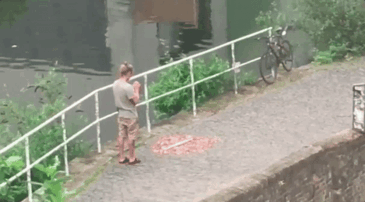 Esse cara colocou seu guarda-chuva em cima da pilha e tirou uma foto para o Instagram