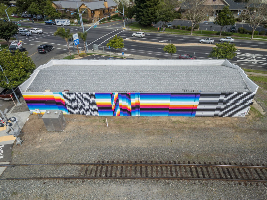 Grafiteiro cria murais coloridos que parecem ter saído dos anos 1980