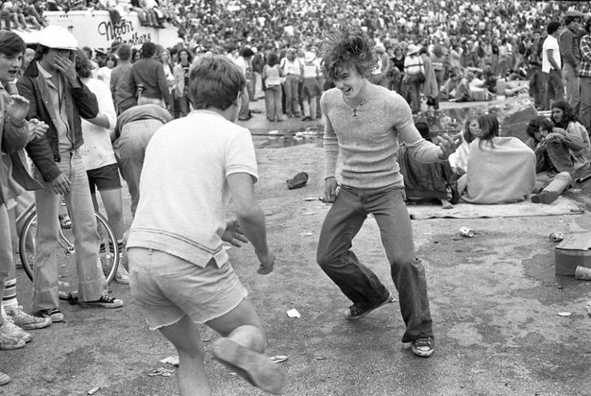 Antes de Joseph Szabo ser um fotógrafo renomado mundialmente, ele foi um professor de Ensino Médio na Malverne High School em Long Island, nos Estados Unidos e tirou mutias fotos dos jovens com quem conviveu