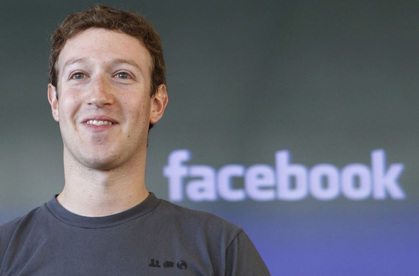 Então estudante da Universidade de Harvard, em 2004, Mark Zuckerberg criou um site para que seus colegas postassem fotos e trocassem informações. Logo, o Facebook, montado no alojamento da faculdade, hoje é a rede social número 1 do mundo.