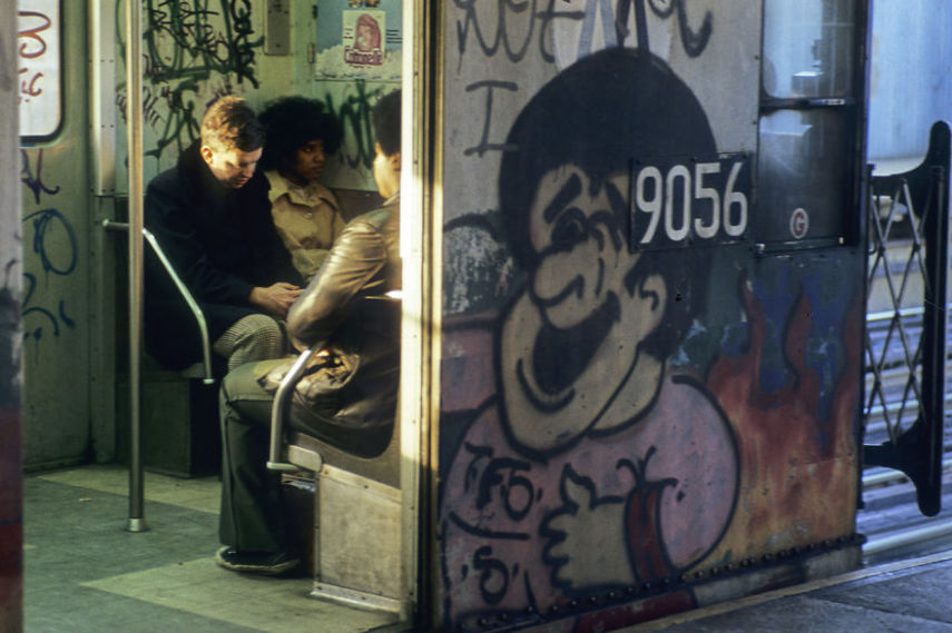 Durante o final dos anos 70 e início dos anos 80, o sistema de metrô de Nova York era um dos lugares mais perigosos que uma pessoa poderia estar na cidade. Sabendo disso, o fotógrafo suíço Willy Spiller estava lá e fez uma série de fotos que mostrar a atmosfera do lugar, que ficou conhecido como Hell On Wheels (Inferno Sobre Rodas)