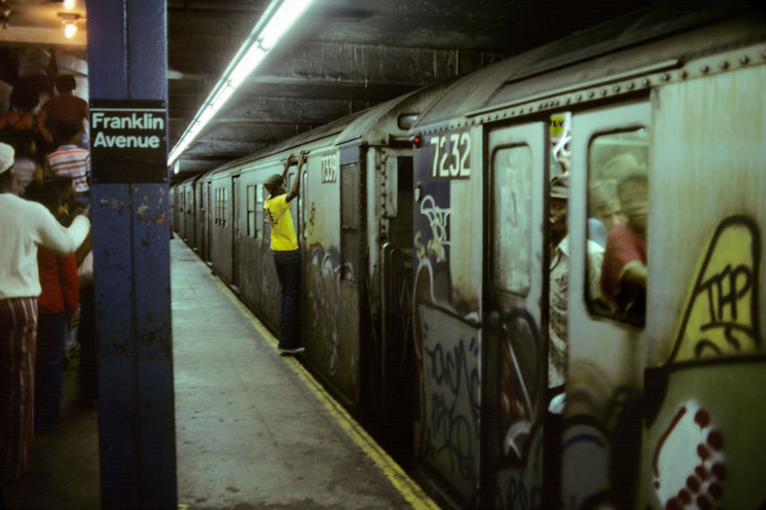 Durante o final dos anos 70 e início dos anos 80, o sistema de metrô de Nova York era um dos lugares mais perigosos que uma pessoa poderia estar na cidade. Sabendo disso, o fotógrafo suíço Willy Spiller estava lá e fez uma série de fotos que mostrar a atmosfera do lugar, que ficou conhecido como Hell On Wheels (Inferno Sobre Rodas)