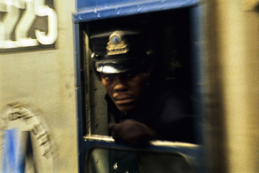 Durante o final dos anos 70 e início dos anos 80, o sistema de metrô de Nova York era um dos lugares mais perigosos que uma pessoa poderia estar na cidade. Sabendo disso, o fotógrafo suíço Willy Spiller estava lá e fez uma série de fotos que mostrar a atmosfera do lugar, que ficou conhecido como Hell On Wheels (Inferno Sobre Rodas)